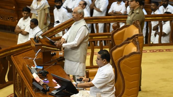 கேரள ஆளுநர் ராஜேந்திர விஸ்வநாத் அர்லேகர் செவ்வாய்க்கிழமை அன்று மாநில சட்டமன்றத்தில் கொள்கை உரையை வழங்கினார் | ஆதாரம்: எக்ஸ்/@KeralaGovernor