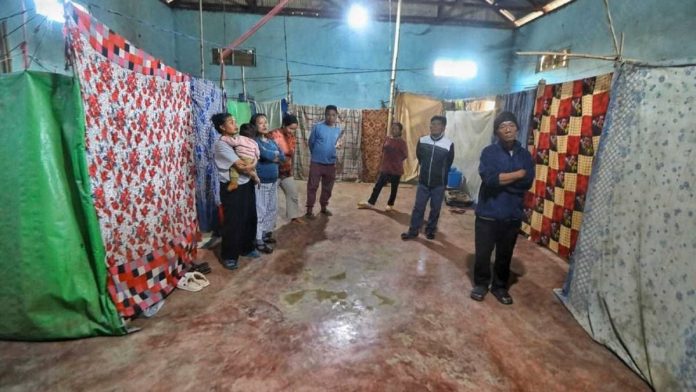 மணிப்பூர், சுராசந்த்பூரில் உள்ள டி. ஃபைலியன் நிவாரண முகாமில் வசிப்பவர்கள் | பிரவீன் ஜெயின் | திபிரிண்ட்