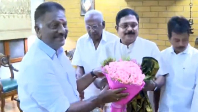 டிடிவி தினகரனுக்கு ஓபிஎஸ் பூங்கொத்து வழங்கும் கோப்புப் புகைப்படம் | ஏஎன்ஐ