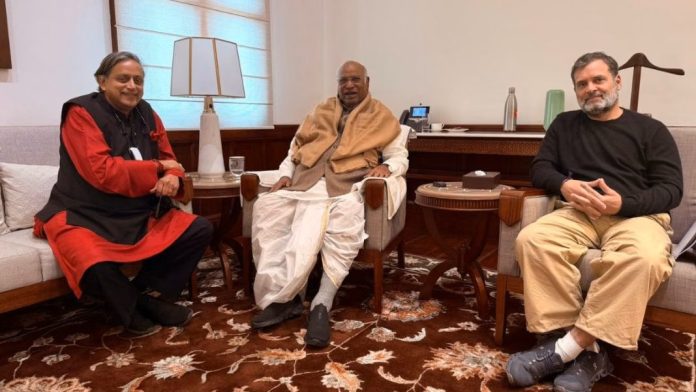 நாடாளுமன்ற வளாகத்தில் காங்கிரஸ் தலைவர் மல்லிகார்ஜுன் கார்கே மற்றும் மக்களவை எதிர்க்கட்சி தலைவர் ராகுல் காந்தியுடன் சசி தரூர் | ஆதாரம்: X/@ShashiTharoor