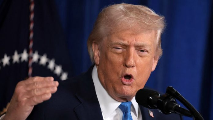 'ரஷ்யப் பொருளாதாரம் மிகவும் மோசமாக உள்ளது,' என்று அமெரிக்க அதிபர் டொனால்ட் டிரம்ப் ஏர் ஃபோர்ஸ் ஒன் விமானத்தில் வைத்து கூறினார் | ராய்ட்டர்ஸ் கோப்பு புகைப்படம்