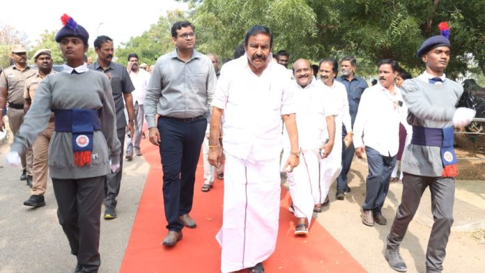 கே.என். நேரு (நடுவில் இருப்பவர்) தமிழ்நாட்டின் நகராட்சி நிர்வாகம் மற்றும் நீர் வழங்கல் துறை அமைச்சர் | எக்ஸ்/@KN_NEHRU