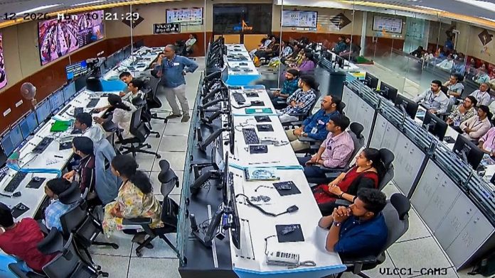 இஸ்ரோ விஞ்ஞானிகளும் பொறியாளர்களும் பிஎஸ்எல்வி-சி62/இஓஎஸ்-என்1 திட்டத்தின் ஏவுதலைக் கண்காணிக்கின்றனர் | ஏஎன்ஐ