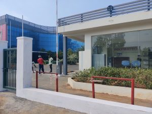 ஒரகடத்தில் உள்ள பாலிமேடெக்கின் 150,000 சதுர அடி வளாகத்தின் நுழைவாயில். இந்த வசதியில் ஒவ்வொரு 100 ஊழியர்களுக்கும் தோராயமாக 25 ரோபோக்கள் உள்ளன | புகைப்படம்: அம்ருதான்ஷ் அரோரா | திபிரிண்ட்