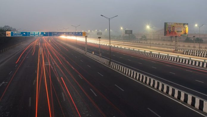 நெடுஞ்சாலைகளில் தனியார் முதலீட்டை மீண்டும் உயிர்ப்பிப்பதற்கான இந்தியாவின் உந்துதல், உள்கட்டமைப்பு முழுவதும் நிறுவன பங்களிப்பை விரிவுபடுத்துவதற்கான பரந்த முயற்சியின் ஒரு பகுதியாகும். புகைப்படக்காரர்: கபீர் ஜாங்கியானி/நூர்ஃபோட்டோ/கெட்டி இமேஜஸ்