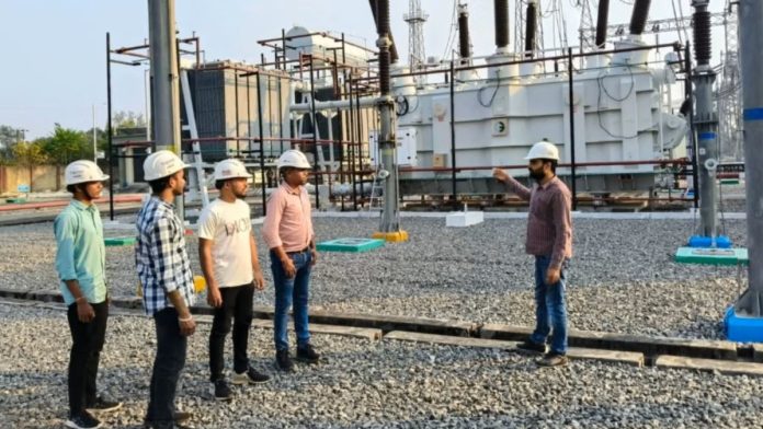 PMIS பயிற்சியாளர்கள் ஒரு தளத்தில் மின் கட்டமைப்பு செயல்பாடுகள் குறித்த நேரடி அனுபவத்தைப் பெறுகின்றனர் | ஆதாரம்: https://pminternship.mca.gov.in