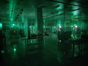 பாலிமாடெக்கின் இருண்ட தொழிற்சாலையில் உள்ள ரோபோக்கள் வருடத்திற்கு ஒரு முறை 30 நிமிட இடைவெளி எடுக்கின்றன | புகைப்படம்: அம்ர்தன்ஷ் அரோரா | ThePrint