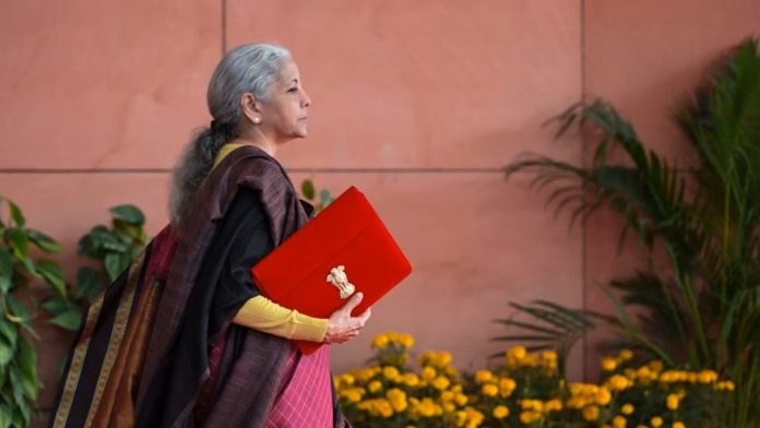 மத்திய நிதி அமைச்சர் நிர்மலா சீதாராமன், இணை அமைச்சர் பங்கஜ் சௌத்ரி மற்றும் பிற மூத்த அதிகாரிகளுடன், ஞாயிற்றுக்கிழமை புது டெல்லியில் உள்ள கர்த்தவ்ய பவனில் உள்ள நிதி அமைச்சகத்தில் 2026-27 ஆம் ஆண்டுக்கான மத்திய பட்ஜெட்டை தாக்கல் செய்வதற்கு முன்பு, நிதி அமைச்சகத்திற்கு வெளியே காணப்படுகிறார் | சூரஜ் சிங் பிஷ்ட் | திபிரிண்ட்