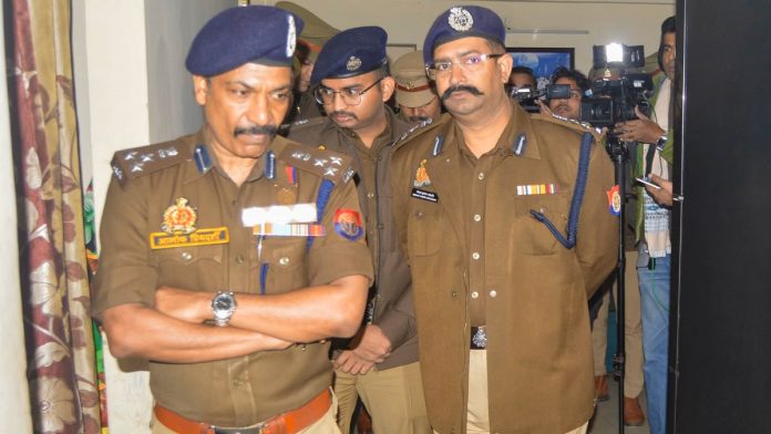 புதன்கிழமை அன்று காசியாபாத்தில் உள்ள அந்தச் சங்கத்தில் கூடுதல் காவல் ஆணையர்கள் அலோக் பிரியதர்ஷி மற்றும் கேசவ் குமார் சௌத்ரி | பிடிஐ