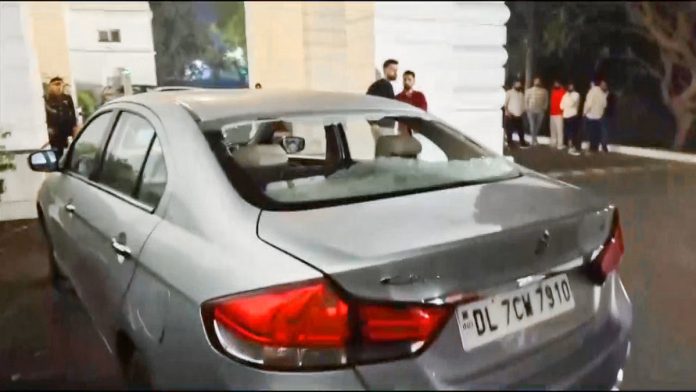 டெல்லியில் உள்ள காஷ்மீர் கேட் அருகே தீபக் காத்ரி பயணித்த கார் | ANI