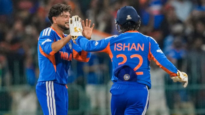 இலங்கையின் கொழும்பில் உள்ள ஆர் பிரேமதாச மைதானத்தில் நடைபெற்ற ஐசிசி ஆண்கள் டி20 உலகக் கோப்பை 2026 போட்டியின் போது பாகிஸ்தானின் முகமது நவாஸின் விக்கெட்டை வீழ்த்திய பிறகு, இஷான் கிஷானுடன் கொண்டாடும் இந்திய வீரர் குல்தீப் யாதவ் | பிடிஐ