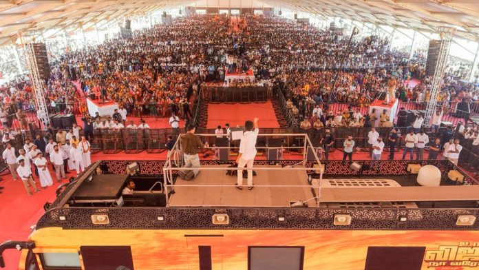 வேலூர் அகரம்சேரி கிராமத்தில் நடந்த கட்சி கூட்டத்தில் தவெக தலைவரும் நடிகருமான விஜய் கூட்டத்தை நோக்கி கை அசைத்தார் | ஏஎன்ஐ