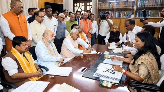 ராஜ்யசபா தேர்தலுக்கான வேட்பு மனுவை, பாட்னாவில், மத்திய உள்துறை அமைச்சர் அமித்ஷா முன்னிலையில், பீகார் முதல்வர் நிதிஷ்குமார் வியாழக்கிழமை தாக்கல் செய்தார் | PTI