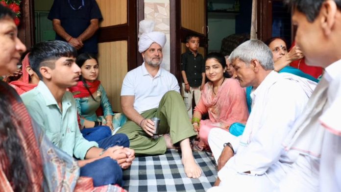 சஞ்சய் மாலிக் குடும்பத்தினருடன் ராகுல் காந்தி | சிறப்பு ஏற்பாடு மூலம் | திபிரிண்ட்