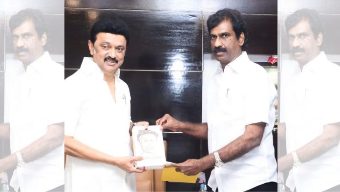 திமுக நாடாளுமன்ற உறுப்பினரும் வழக்கறிஞருமான ஆர். கிரி ராஜன், மு.க. ஸ்டாலினுடன் இருக்கும் ஒரு பழைய புகைப்படம் | X@rgirirajanmp