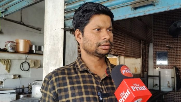 சென்னையின் மவுண்ட் ரோட்டில் உணவகம் ஒன்றை நடத்தி வரும் முருகன், தங்கள் தொழிலைத் தொடர்ந்து நடத்துவதற்காகவே உணவுப் பட்டியல் சுருக்கப்பட்டதாகத் தெரிவித்தார். | ஸ்வேதா திரிபாதி | திபிரிண்ட்