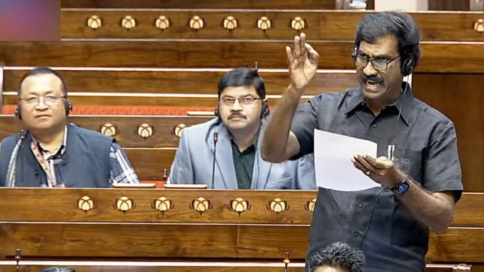 அதிமுகவின் ஒன்பது தலைவர்களுக்கு எதிராக, பணமோசடி வழக்குகள் தொடர்பாக திமுக மாநிலங்களவை உறுப்பினர் கிரி ராஜன் (வலது ஓரத்தில் இருப்பவர்) நீதிப்பேராணைகளைத் தாக்கல் செய்துள்ளார் | ANI ஆவணப்படம்