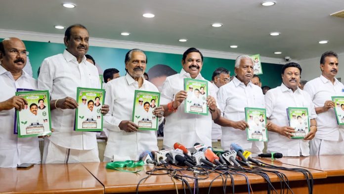 அதிமுக பொதுச்செயலாளர் எடப்பாடி கே. பழனிசாமி (மையத்தில்), மற்றவர்களுடன் இணைந்து, செவ்வாய்க்கிழமையன்று சென்னையில் நடைபெற்ற நிகழ்ச்சியில் தமிழகத் தேர்தலுக்கான கட்சியின் தேர்தல் அறிக்கையை வெளியிட்டார் | ANI