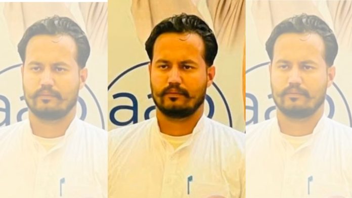 அமிர்தசரஸ் மாவட்டத்தில், 4 கிலோ ஹெராயின் ஏற்றிச் சென்ற வாகனத்திலிருந்து பஞ்சாப் காவல்துறையினரால் கைது செய்யப்பட்ட மூவரில் ஒருவரான லவ்பிரீத் சிங் | புகைப்படம்: X/@SukhpalKhaira