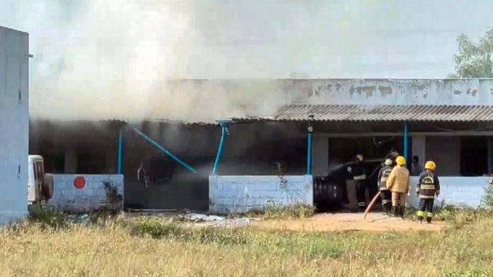 ஞாயிற்றுக்கிழமையன்று விருதுநகரில் உள்ள பட்டாசுத் தொழிற்சாலையில் ஏற்பட்ட பயங்கர வெடிவிபத்தைத் தொடர்ந்து, தீயணைப்புப் பணிகள் நடைபெற்று வருகின்றன | தீயணைப்பு மற்றும் மீட்புத் துறை / ANI
