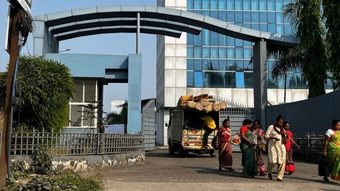 கொல்கத்தாவின் சால்ட் லேக் பகுதியில் அமைந்துள்ள ஷ்யாமா பிரசாத் முகர்ஜி தேசிய குடிநீர் மற்றும் துப்புரவு நிறுவனக் கட்டிடத்தில், 19 மேல்முறையீட்டுத் தீர்ப்பாயங்களுக்கான அலுவலகங்களை அமைப்பதற்குத் தேவையான பொருட்களை ஏற்றிச் செல்லும் ஒரு சிறிய சரக்கு வாகனம் | புகைப்படம்: மௌஷுமி தாஸ் குப்தா | திபிரிண்ட்