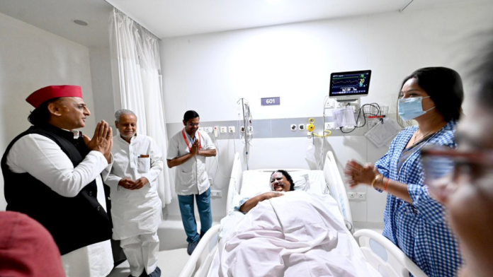 லக்னோவில் உள்ள மருத்துவமனையில் பாஜக எம்எல்ஏ அனுபமா ஜெய்ஸ்வாலை சமாஜ்வாதி கட்சி தலைவர் அகிலேஷ் யாதவ் வாழ்த்தினார் | X/@yadavakhilesh