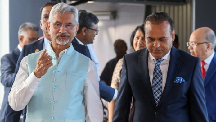 வியாழக்கிழமையன்று போர்ட் லூயிஸில், வெளியுறவு அமைச்சர் எஸ். ஜெய்சங்கர், மொரிஷிய வெளியுறவு அமைச்சர் தனஞ்சய் ரிதிஷ் ராம்ஃபுலுடன். | X/(@DrSJaishankar)