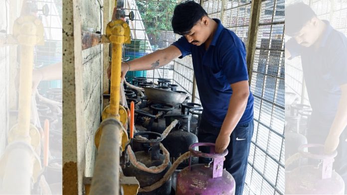 மாதிரிப் படம். | வணிக எல்பிஜி சிலிண்டர் பற்றாக்குறை நாடு முழுவதும் உள்ள உணவகங்களின் செயல்பாடுகளைப் பாதித்துள்ளது. | ANI