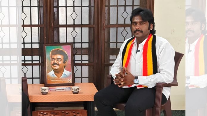 தேமுதிக தலைவர் வி. பிரபாகரன், தனது தந்தை விஜயகாந்தின் உருவப்படத்துடன், விருதுநகரில் உள்ள தனது இல்லத்தில் திபிரிண்ட் ஊடகத்துடன் உரையாடுகிறார்.