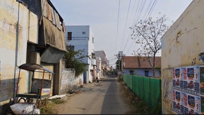 மிக இளைய குழந்தையான, இரண்டு வயது குரு விஷ்ணுவின் இருப்பிடமான வேலுசாமிபுரத்தில், அவனது வீடு அந்தப் பேரழிவின் அமைதியான நினைவூட்டலாக நிற்கிறது | ஸ்வேதா திரிபாதி | திபிரிண்ட்