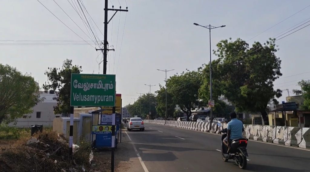 கரூர்-ஈரோடு நெடுஞ்சாலையில் அமைந்துள்ள வேலுசாமிபுரம் — செப்டம்பர் 27, 2025 அன்று விஜயின் பொதுக்கூட்டத்தில் கலந்துகொள்வதற்காக மக்கள் இங்கு திரண்டிருந்தனர் | ஸ்வேதா திரிபாதி | திபிரிண்ட்