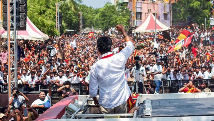 தமிழகச் சட்டமன்றத் தேர்தலுக்கு முன்னதாக, சென்னையில் உள்ள பெரம்பூரில் நடைபெற்ற சாலைப் பேரணியின்போது TVK தலைவர் விஜயை எடுத்த ஒரு பழைய புகைப்படம் | X@TVKPartyHQ