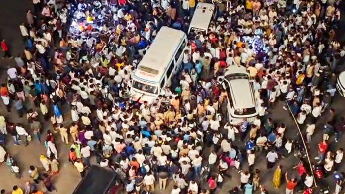 புனேயில் சிறுமி பாலியல் வன்கொடுமை மற்றும் கொலை செய்யப்பட்டதைக் கண்டித்து போராட்டம் | புகைப்படம்: ANI