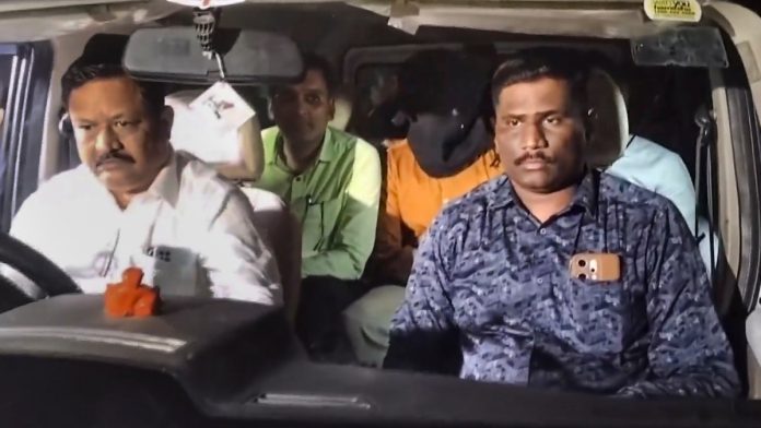 நீட்-யுஜி 2026 வினாத்தாள் கசிவு வழக்கு தொடர்பாக, குற்றம் சாட்டப்பட்ட சுபம் கைர்னாரை நாசிக்கில் செவ்வாய்க்கிழமை சிபிஐ அதிகாரிகள் கைது செய்தனர் | பிடிஐ