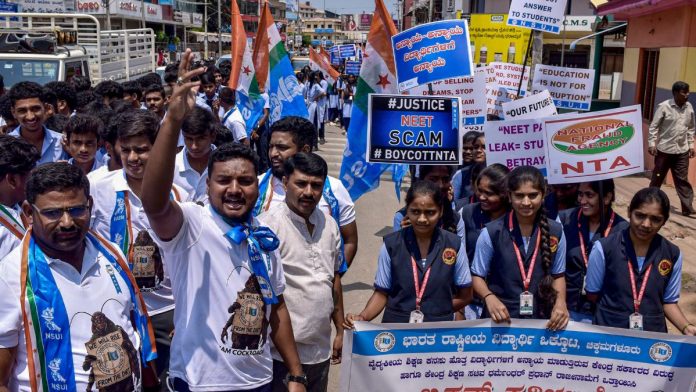 NEET-UG 2026 தாள் கசிவுக்கு எதிராக NSUI ஆர்வலர்கள் கர்நாடகாவின் சிக்கமகளூருவில் போராட்டம் | புகைப்படம்: PTI