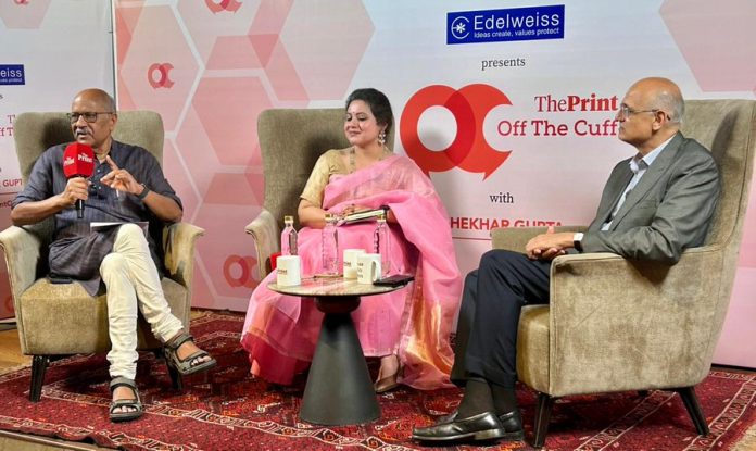 உரையாடலில். இந்தியாவின் முன்னாள் வெளியுறவுச் செயலாளரும், சீனா மற்றும் ஜெர்மனிக்கான முன்னாள் தூதருமான விஜய் கோகலே, சேகர் குப்தா மற்றும் ஸ்வஸ்தி ராவ் ஆகியோருடன் உரையாடுகிறார் | திபிரிண்ட்