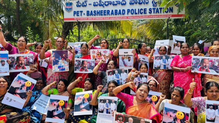 பண்டி சஞ்சயின் மூத்த மகன் பகீரத்தை உடனடியாகக் கைது செய்யக் கோரி, BRS தொண்டர்கள் ஹைதராபாத் காவல் நிலையத்தை முற்றுகையிட்டனர் | X/@Pavanbrs6