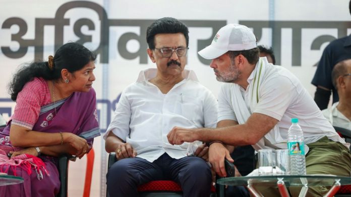 மாதிரிப் புகைப்படம் | திமுக தலைவர் மு.க. ஸ்டாலின் மற்றும் திமுக எம்.பி. கனிமொழி ஆகியோருடன் காங்கிரஸ் தலைவர் ராகுல் காந்தி உரையாடும் கோப்புப் புகைப்படம் | X@AICC