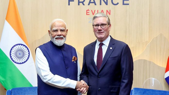 பிரான்ஸின் எவியன் நகரில் நடைபெற்ற ஜி7 உச்சிமாநாட்டின் இடையே, செவ்வாய்க்கிழமையன்று ஐக்கிய இராச்சியத்தின் பிரதமர் கீர் ஸ்டார்மரை பிரதமர் நரேந்திர மோடி சந்தித்தார் | DPR PMO/ANI புகைப்படம்