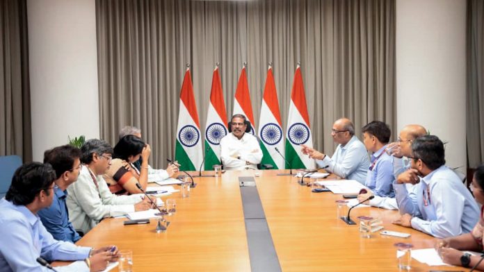 மாதிரிப் படம் | ரீ-நீட் தேர்வுக்கு முன்னதாக, 2026 மே 20 அன்று புது தில்லியில் மத்திய பாதுகாப்பு மற்றும் உளவுத்துறை அமைப்புகளுடன் நடைபெற்ற உயர்மட்ட ஆய்வுக் கூட்டத்திற்கு மத்திய கல்வி அமைச்சர் தர்மேந்திர பிரதான் தலைமை தாங்கிய கோப்புப் புகைப்படம் | ஏஎன்ஐ