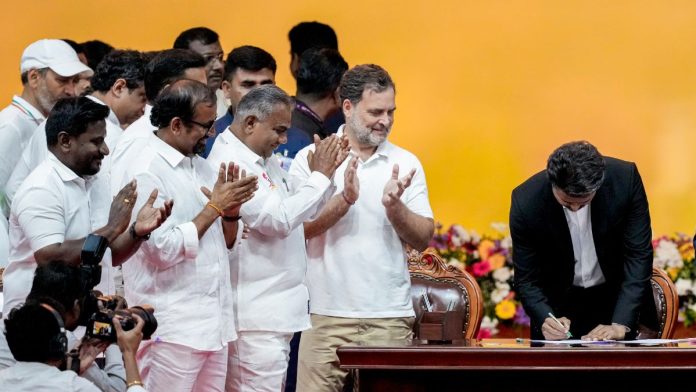 புதிதாகத் தேர்ந்தெடுக்கப்பட்ட தமிழக முதலமைச்சரும், தவெக தலைவருமான சி. ஜோசப் விஜய், சென்னையில் நடைபெற்ற அமைச்சரவை பதவியேற்பு விழாவின்போது ஆவணங்களில் கையொப்பமிடுகிறார் | புகைப்படம்: பிடிஐ