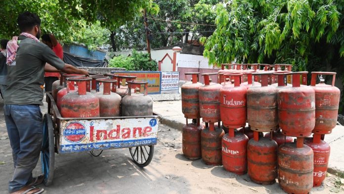 வீட்டு உபயோக சமையல் எரிவாயு (LPG) சிலிண்டர் விலை 29 ரூபாய் உயர்த்தப்பட்டுள்ளது; இது கடந்த மூன்று மாதங்களில் மேற்கொள்ளப்படும் இரண்டாவது விலை உயர்வாகும். | ANI கோப்பு