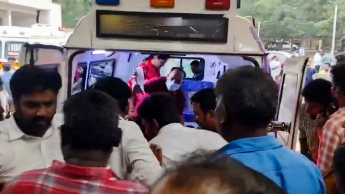 ஆந்திர மாநிலம் விசாகப்பட்டினம் இரும்பு ஆலையில் ஏற்பட்ட தீ விபத்தில் காயமடைந்தவர்களை ஏற்றிச் செல்லும் ஆம்புலன்ஸ் | PTI