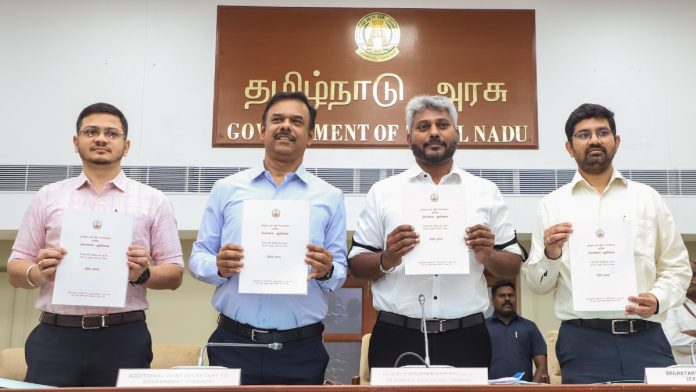 சென்னையில் செவ்வாய்க்கிழமை நடைபெற்ற வெள்ளை அறிக்கை வெளியீட்டு நிகழ்வின்போது, ​​அதிகாரிகளுடன் தமிழ்நாடு நிதியமைச்சர் என். மேரி வில்சன் (இடமிருந்து மூன்றாமவர்). | ஏஎன்ஐ