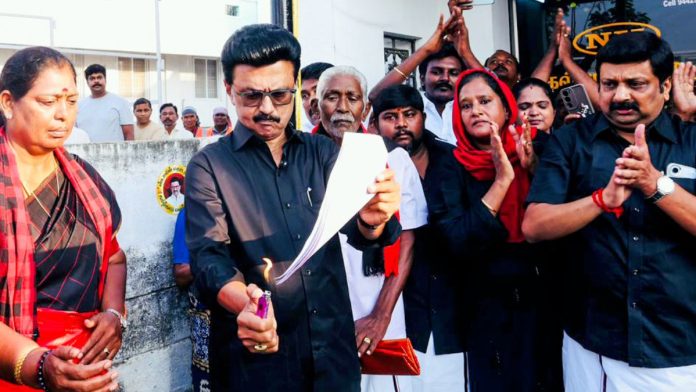 ஏப்ரல் 16 அன்று சென்னையில் நடைபெற்ற போராட்டத்தின்போது, ​​தொகுதி மறுவரையறை மசோதாவின் நகலை திமுக தலைவர் மு.க. ஸ்டாலின் எரித்தார். | ஏஎன்ஐ (ANI) கோப்புப் படம்