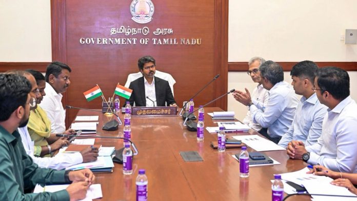 தமிழக முதலமைச்சர் ஜோசப் விஜய், சென்னையில் உள்ள தலைமைச் செயலகத்தில் ஆய்வுக் கூட்டத்திற்குத் தலைமை தாங்கினார் | புகைப்படம்: @CMOTamilnadu/X, பிடிஐ வழியாக