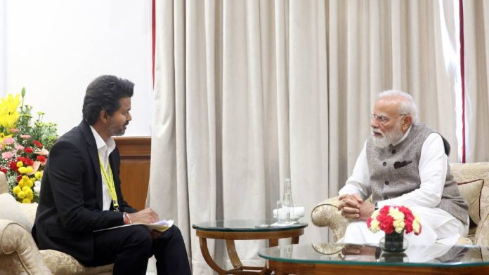 புது தில்லியில் வியாழக்கிழமையன்று பிரதமர் நரேந்திர மோடியுடன் தமிழக முதல்வர் விஜய் (இடதுபுறம்) | X/@CMOTamilnadu