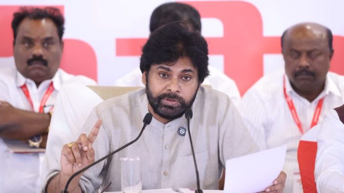 புதுதில்லியில் நடைபெற்ற கட்சியின் சேனா பிரஸ்தானம் நிகழ்ச்சியில் ஜனசேனா தலைவர் பவன் கல்யாண் | எக்ஸ்: @ஜனசேனா கட்சி
