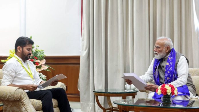 புது தில்லியில் வியாழக்கிழமையன்று பிரதமர் நரேந்திர மோடியுடன் தெலங்கானா முதல்வர் ரேவந்த் ரெட்டி | @PMOIndia X/ANI புகைப்படம்