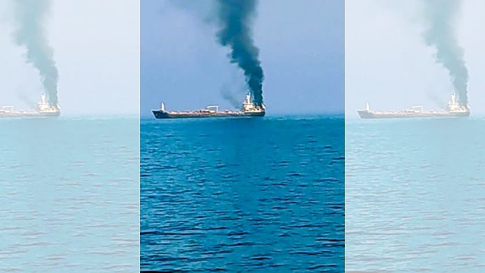வியாழக்கிழமையன்று ஓமன் கடற்கரையில் ஷினாஸ் துறைமுகத்திற்கு அருகே இந்திய மாலுமிகளுடன் சென்ற 'எம்டி ஜல்வீர்' (MT Jalveer) என்ற வணிகக் கப்பல் தாக்கப்பட்டதைக் காட்டும் காட்சி | Forward Seamen’s Union of India/ANI Video Grab